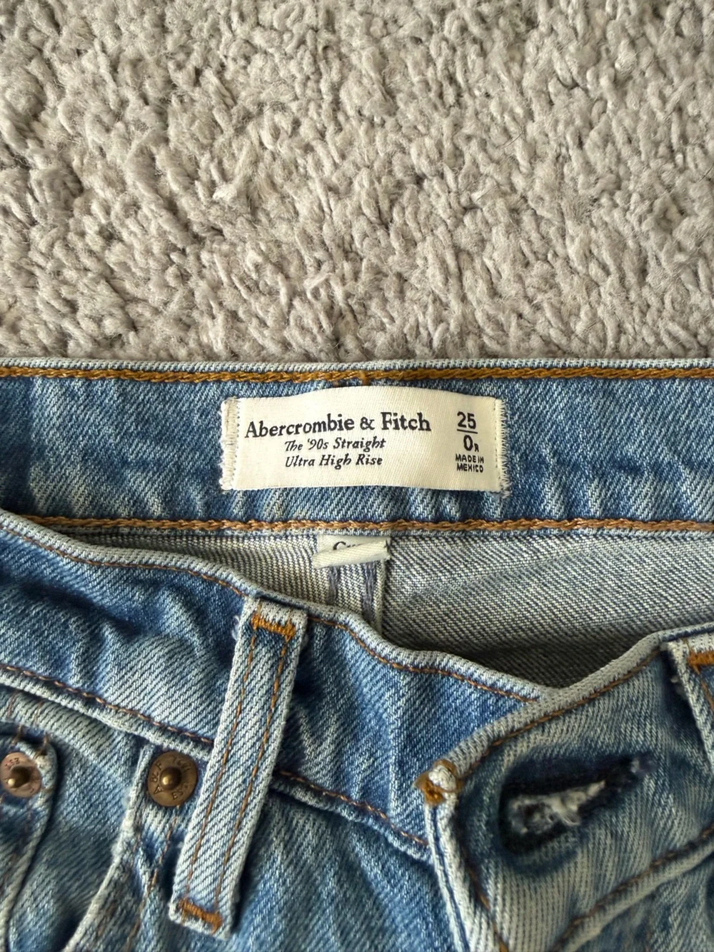 Abercrombie Curve Love 90’s Straight Ultra High Rise Jean